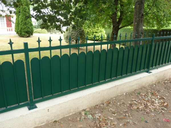 clôture acier haut festonné avec finition couleur.JPG